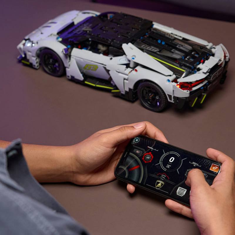 Lego Technic 42214 - Coche Superdeportivo Lamborghini Revuelto RC - Imagen 5