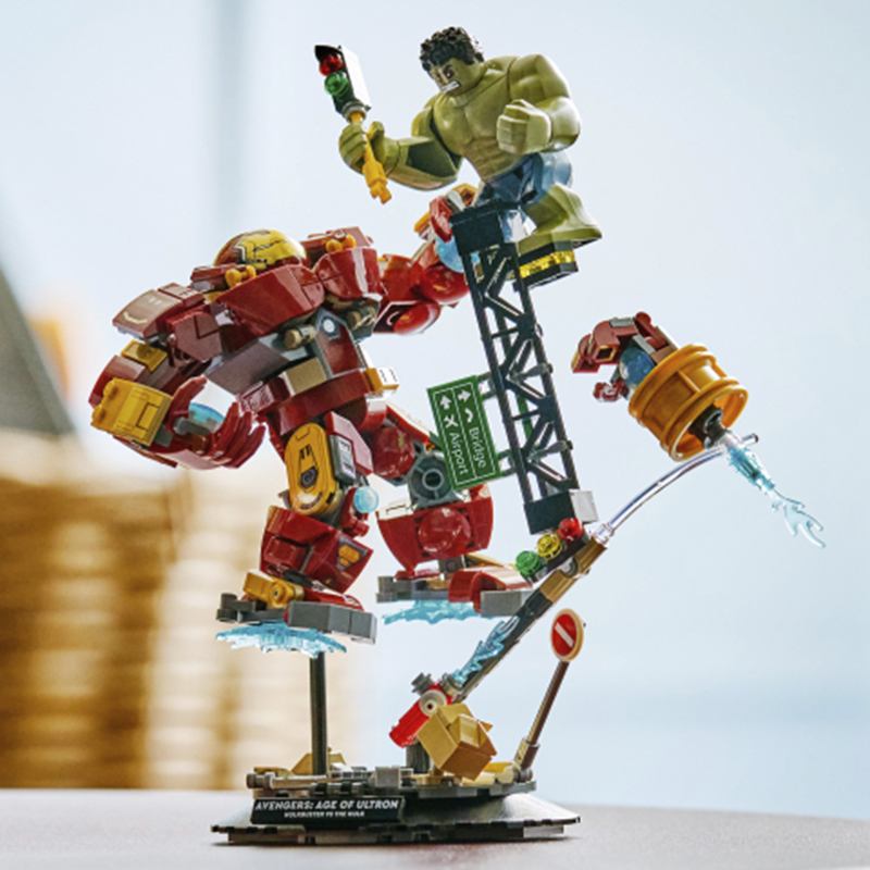 Lego Super Heroes Marvel 76343 - Batalha Lendária: Hulkbuster vs. Hulk - Imagem 3