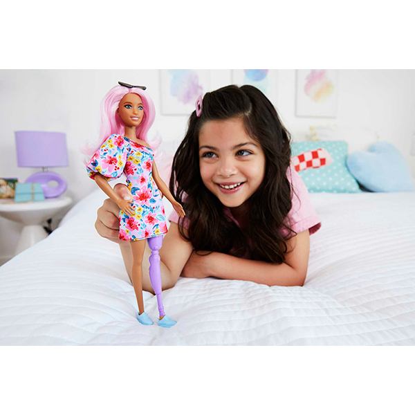 Barbie Fashionista Muñeca Vestido floral un hombro con pierna protésica - Imagen 1