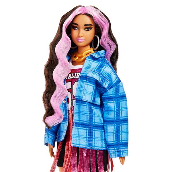 Barbie Extra Muñeca morena articulada con look vestido baloncesto - Imagen 2