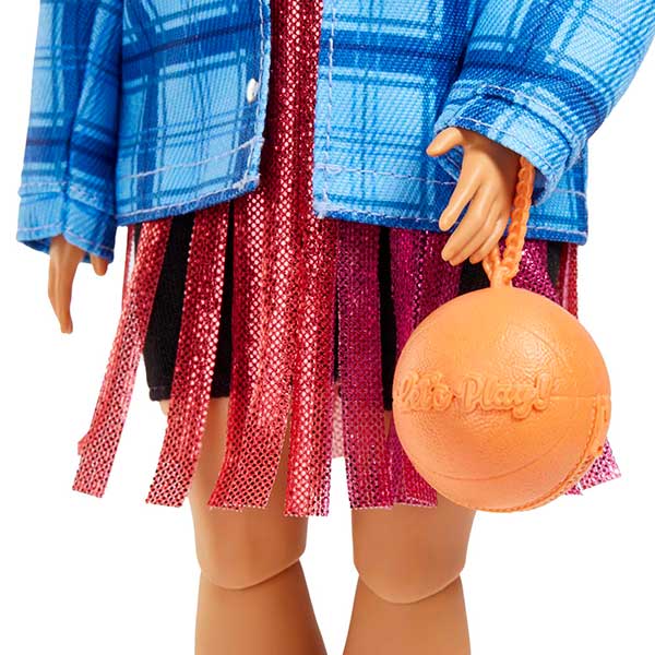 Barbie Extra Muñeca morena articulada con look vestido baloncesto - Imagen 3